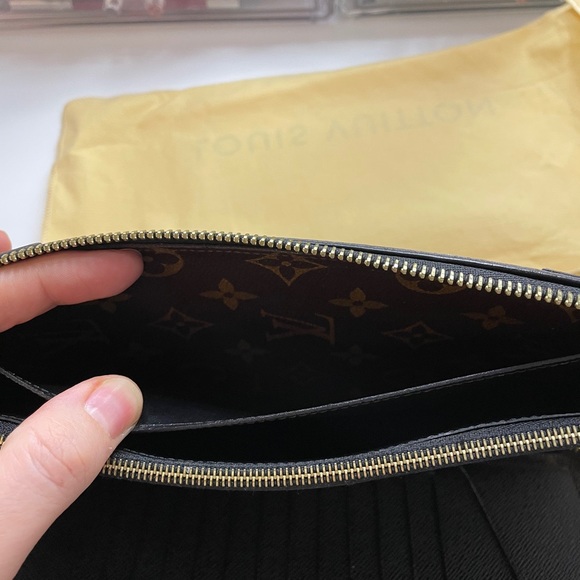 Louis Vuitton Monogram Daily Organizer Wallet - Picture 12 of 16